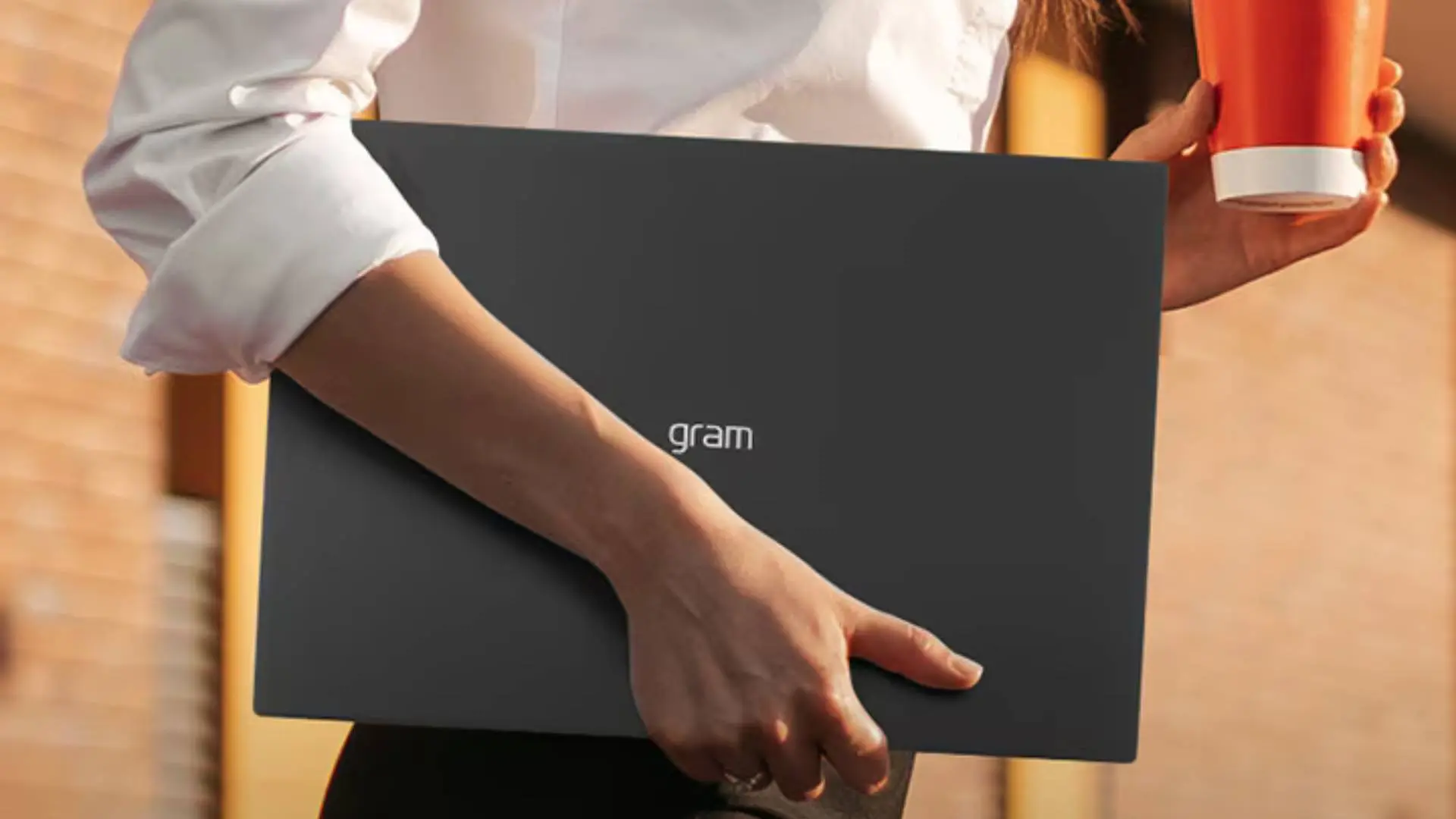 Gram 14 được hãng LG hoàn thiện lớp vỏ từ hợp kim Magie Cacbon Nano