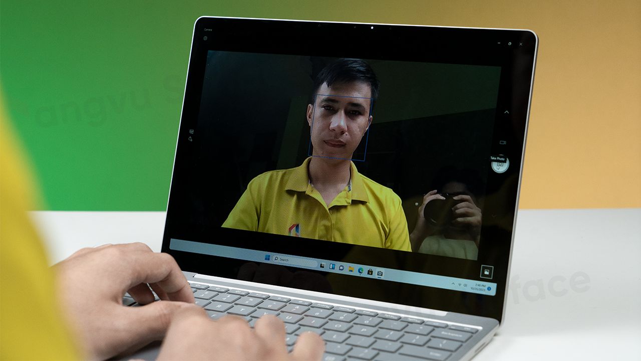 camera của Laptop Go 3, thì được hãng trang bị 1 webcam 720p nằm ở vị trí chính ngay viền trên màn hình