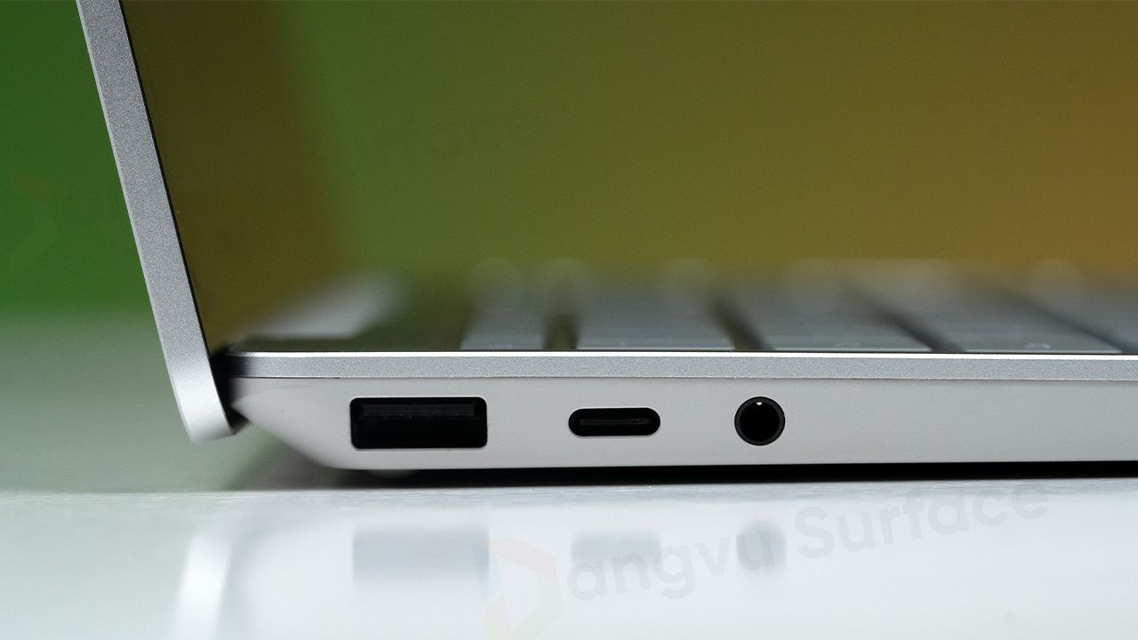 Để có được thiết kế bên ngoài gọn nhẹ, thì Surface Laptop Go 3 buộc phải hạn chế về số lượng cổng kết nối