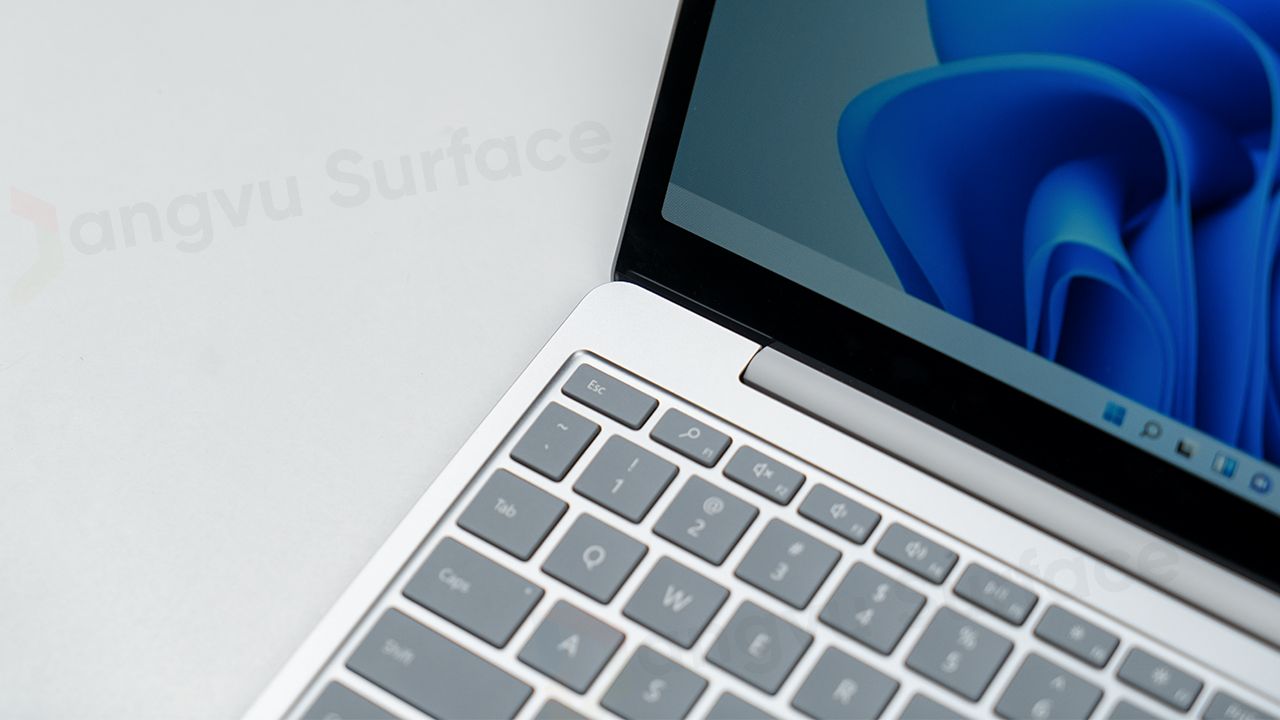 Phiên bản thứ 3 này của dòng Laptop Go, thì Microsoft vẫn tiếp tục bỏ qua phần hệ thống đèn nền cho bàn phím thiết bị.