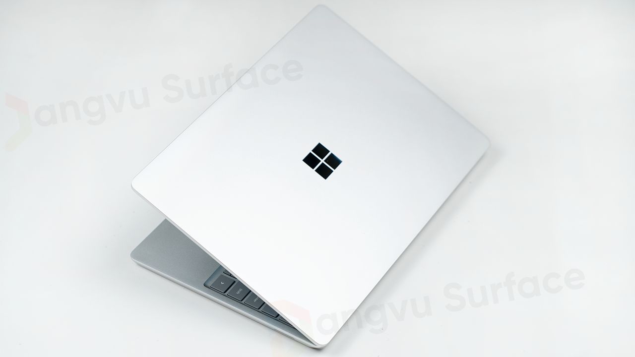Surface Laptop Go 3 vẫn sở hữu thiết kế dạng gập vỏ sò truyền thống