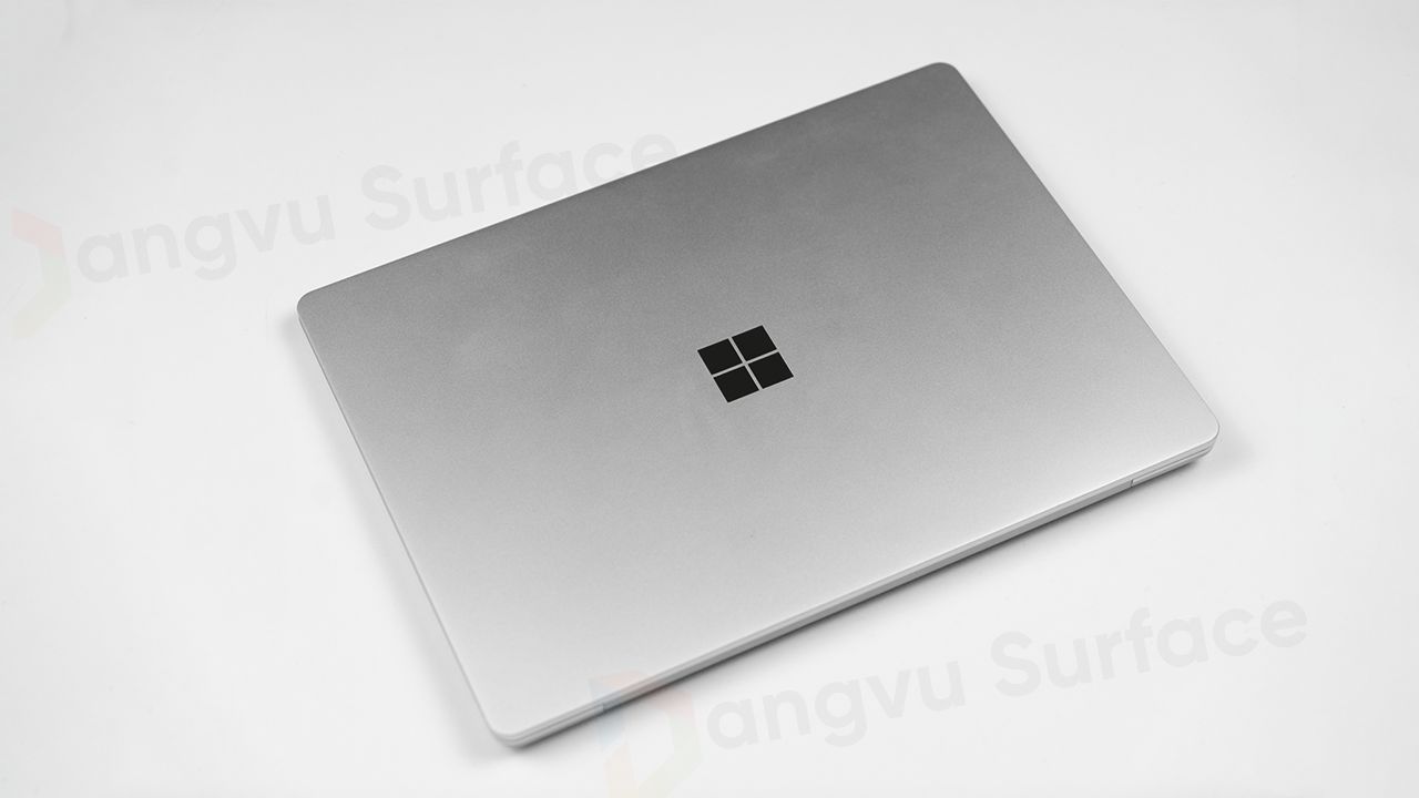 Mặt trước của Surface Laptop Go 3 được thiết kế tối giản với logo “cửa sổ” Microsoft quen thuộc bóng bẩy