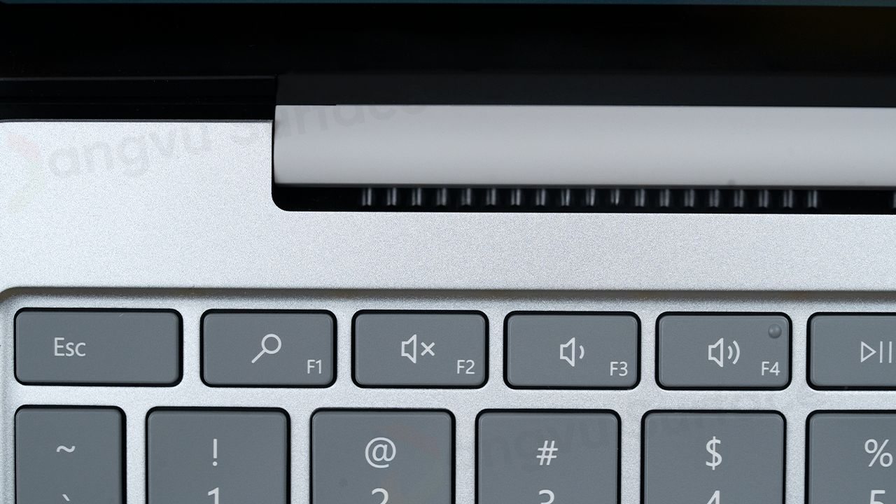 Loa Omni Sonic được nhà sản xuất trang bị ngay ở dưới bàn phím của máy