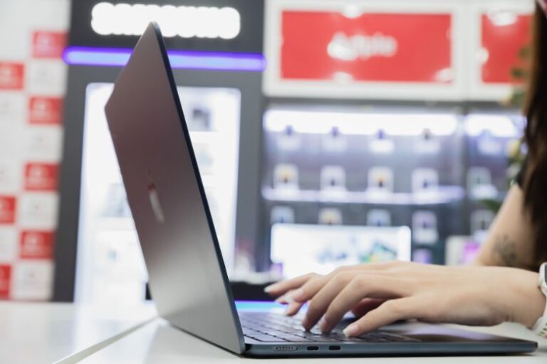 MacBook Air M2 cũng được hãng Apple tích hợp thêm cổng kết nối 