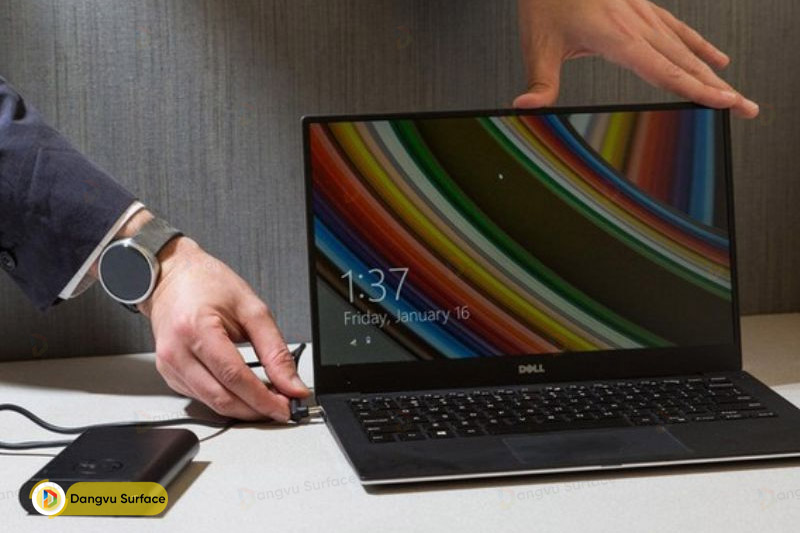 Khi sạc pin, đầu tiên bạn hãy cắm phích điện trước rồi mới cắm sạc cho máy.