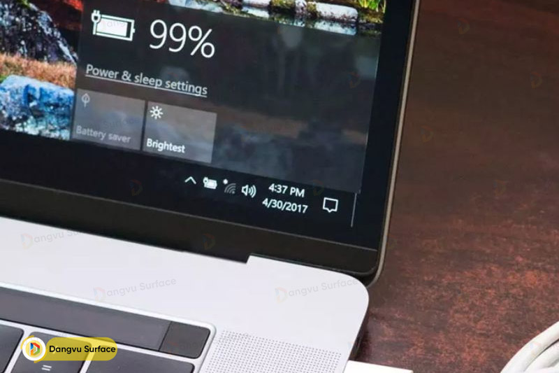 Người dùng sạc lại sẽ làm đầy dung lượng pin nhanh chóng.