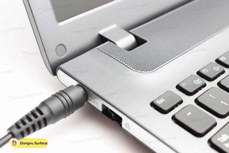 Tiếp theo, cắm sạc vào nguồn điện.