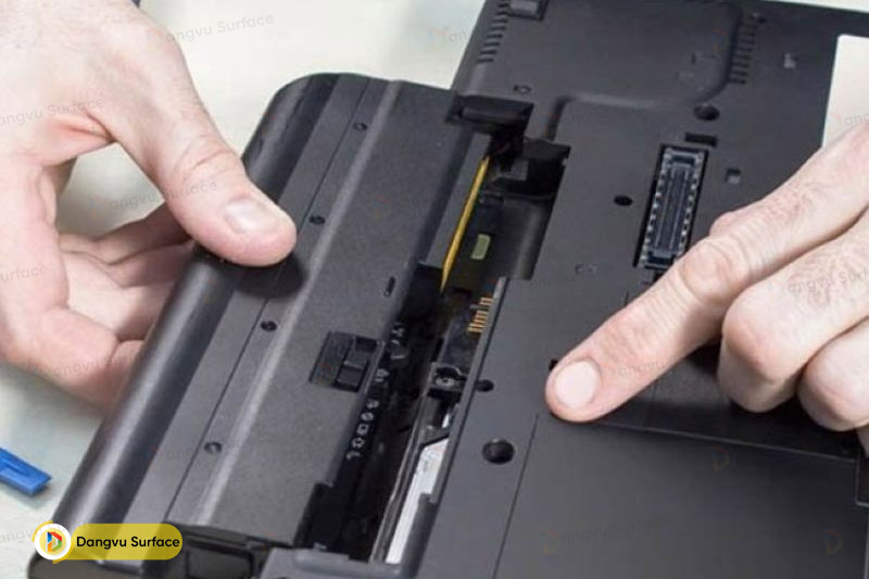 người dùng nên tháo pin ra khỏi laptop.