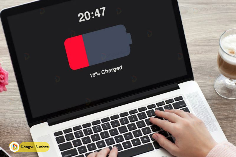 Bạn rút sạc ra khỏi laptop sau đó sử dụng máy cho đến khi hết pin rồi để laptop tự tắt nguồn