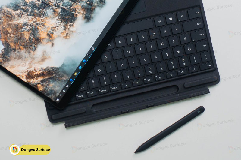 Bàn phím thiết kế thông minh, tích hợp khe sạc bút