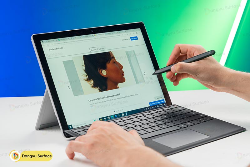 Khác với Surface Pro X, chiếc máy Surface Pro 7 đem lại cảm giác an toàn hơn