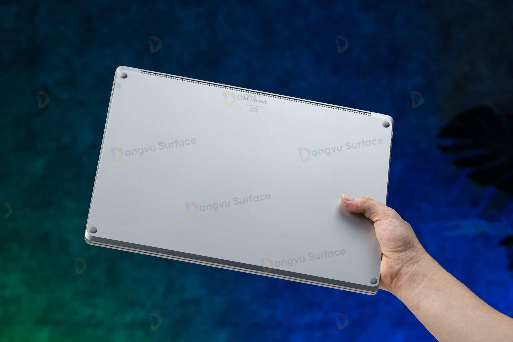 Còn mặt phía sau lưng sẽ là Microsoft được hãng in chìm đầy tinh tế