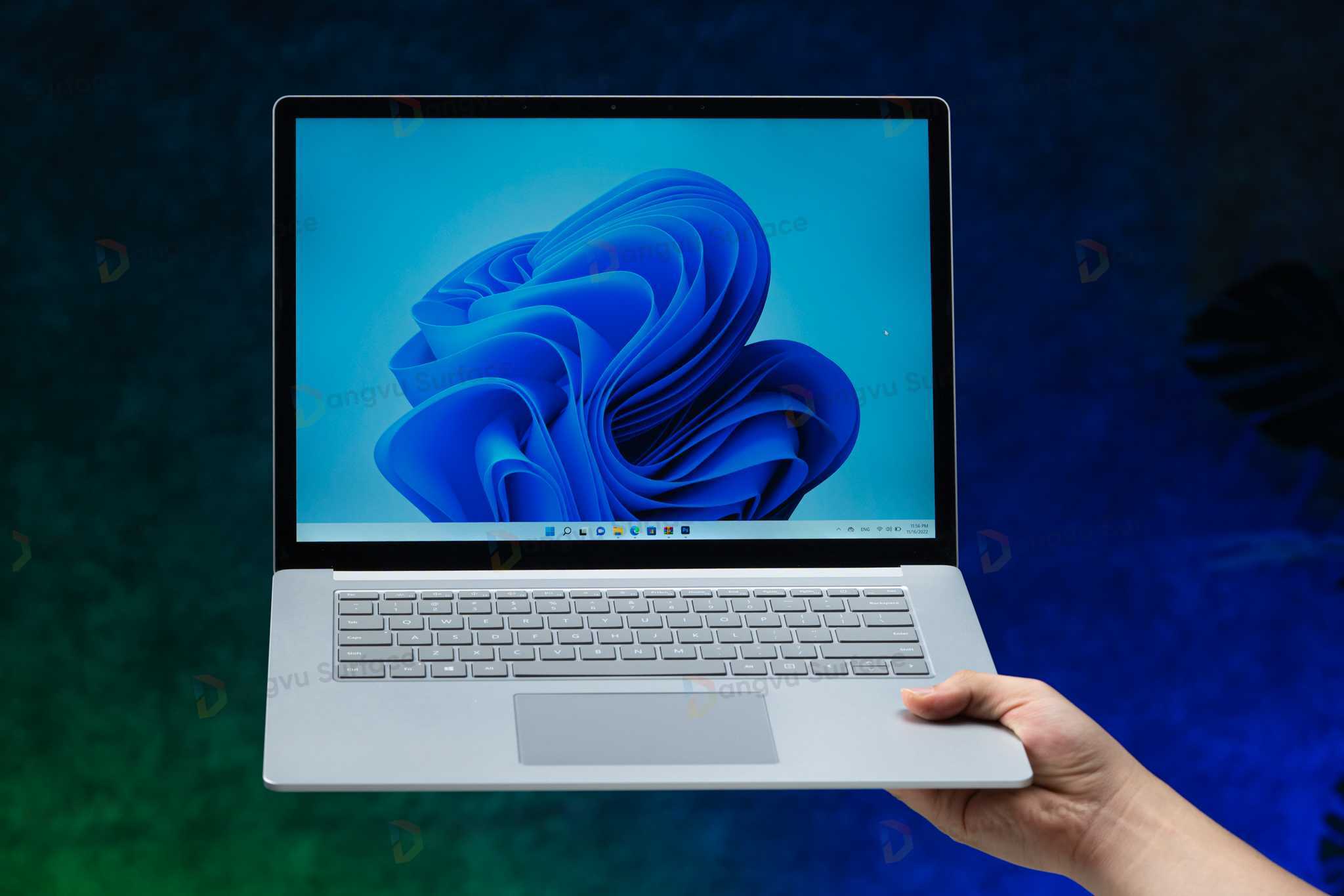 Surface Laptop 5 có hai kích cỡ: 13 inch với độ phân giải 2256 x 1504 pixel và 15 inch