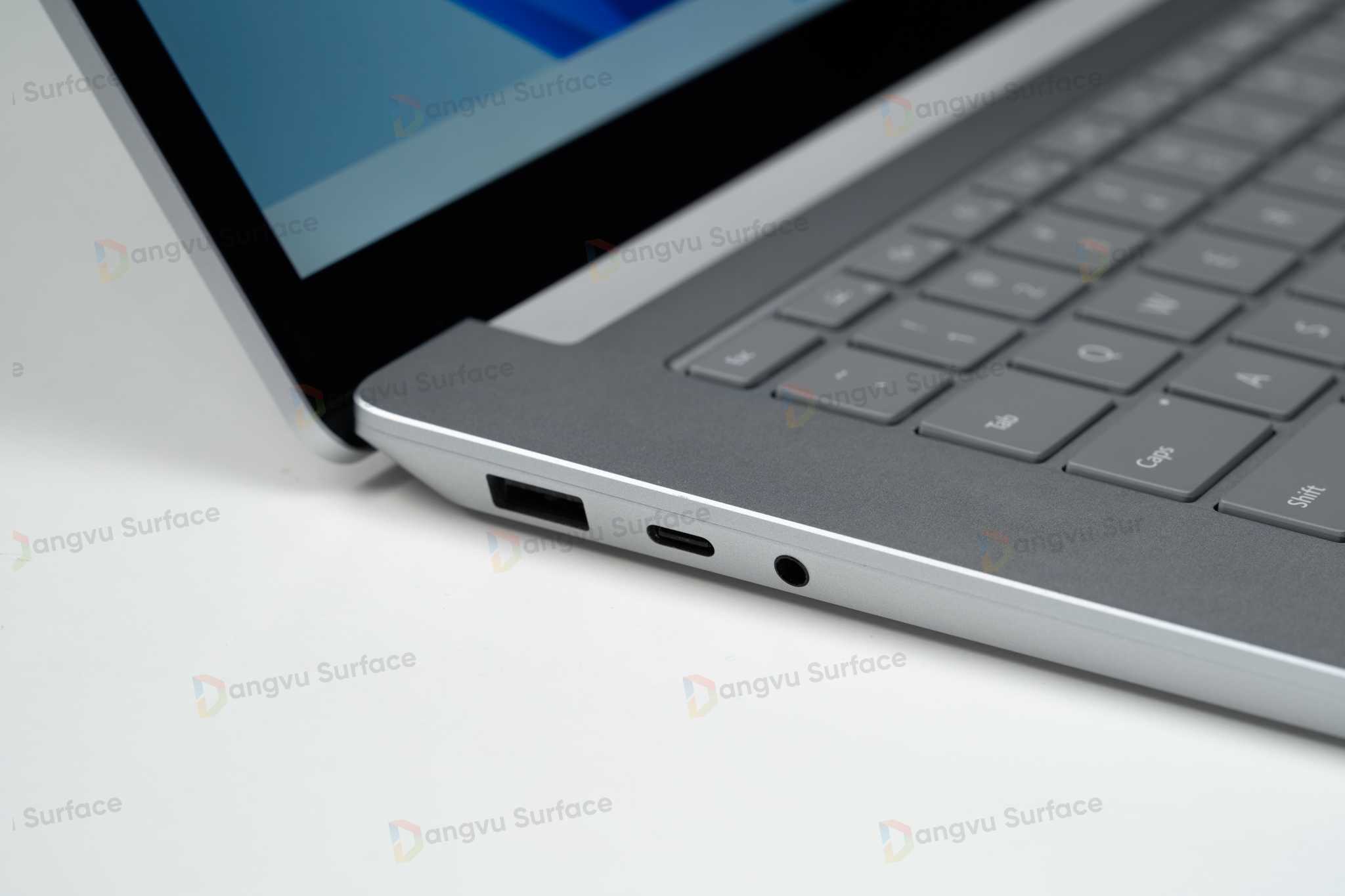 Microsoft đã được đánh giá cao khi bổ sung một chuẩn kết nối Thunderbolt tích hợp với USB - Type C cho Surface Laptop 5