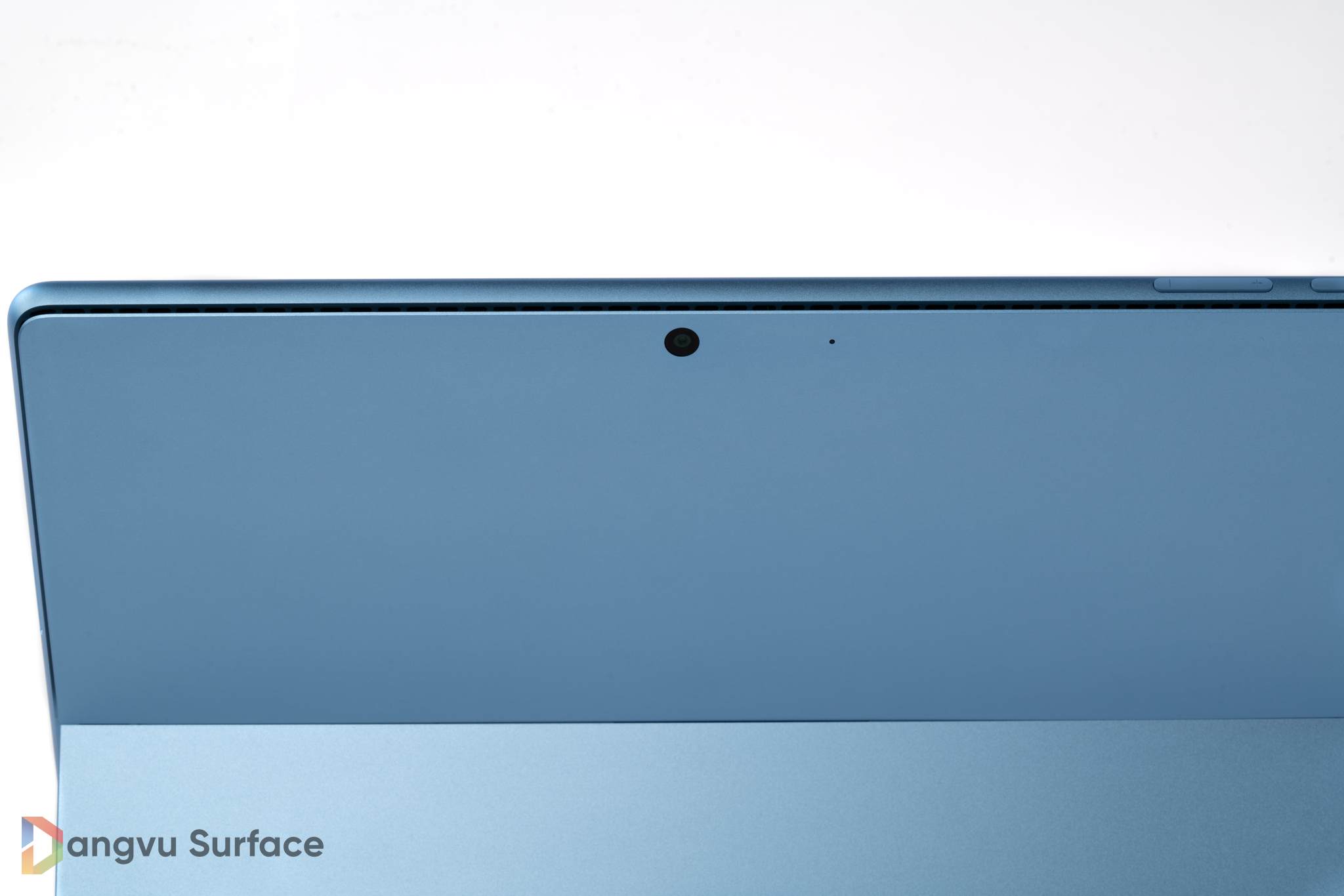 Surface Pro 9 sở hữu phần camera trước là 1080p có hỗ trợ cả quay video Full HD
