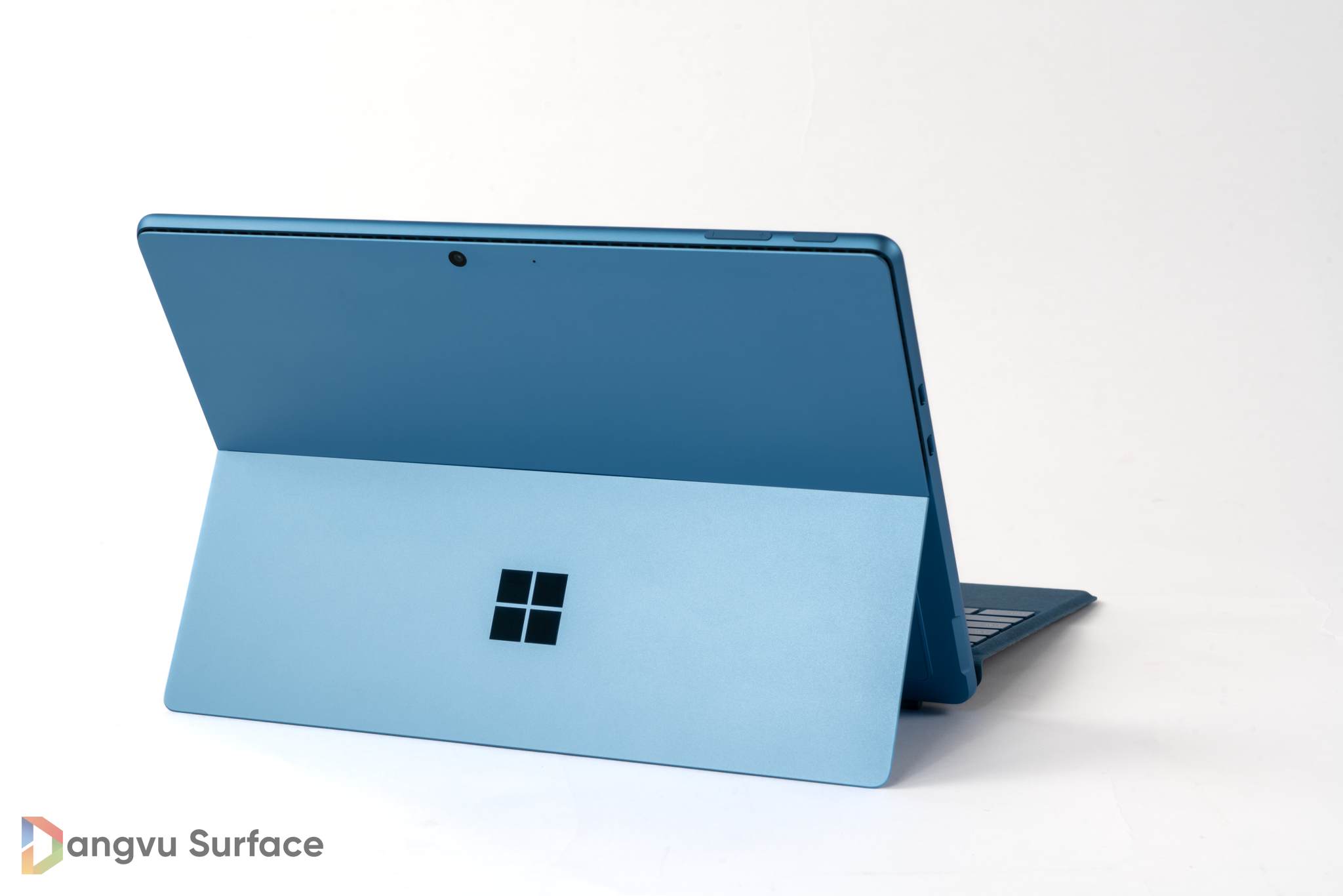 Surface Pro 9 có thiết kế vỏ ngoài làm từ nhôm phủ thêm lớp sơn Anodized tĩnh điện