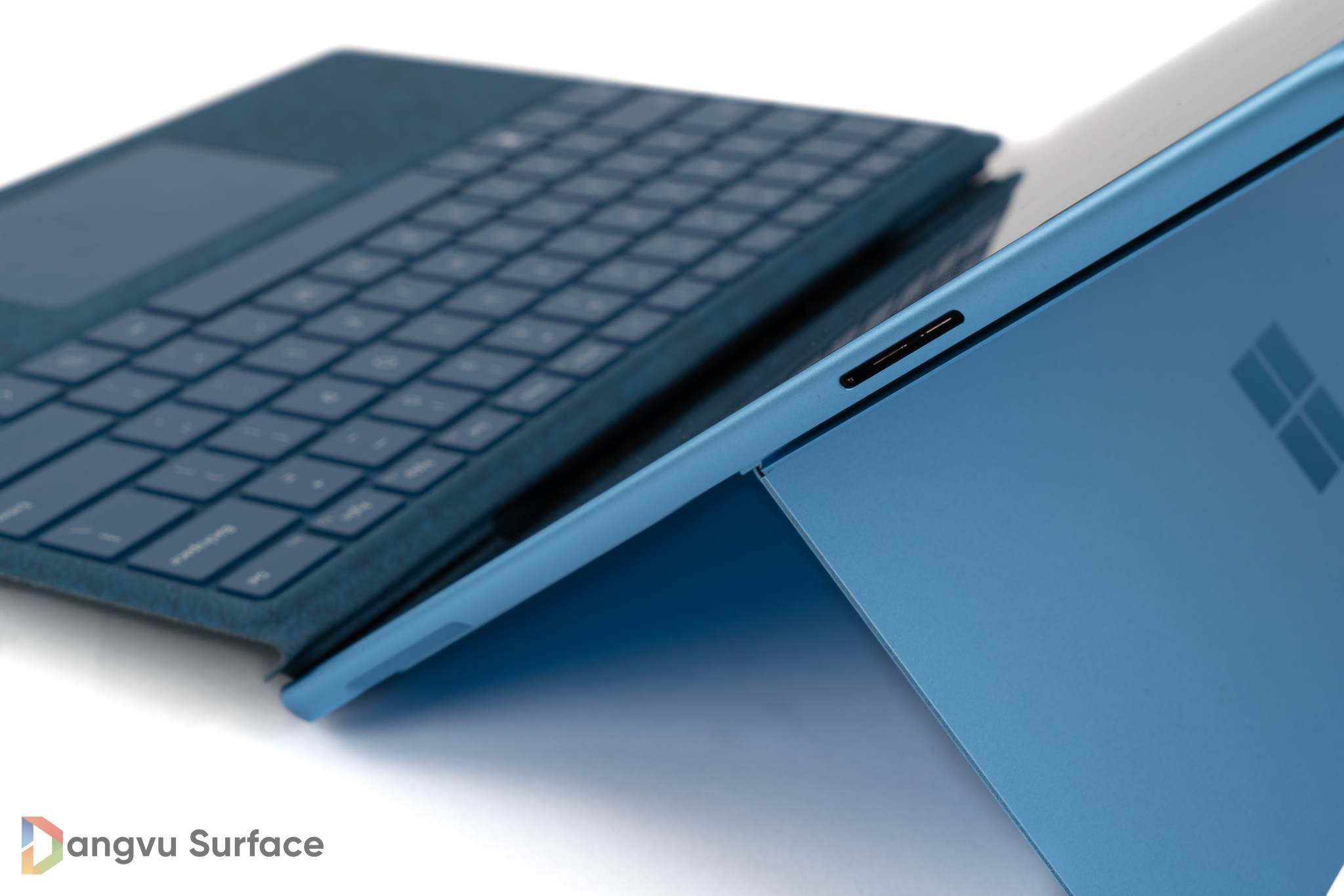  Điểm khác biệt duy nhất là Surface Pro 9 có bộ sạc độc quyền với Surface Connect 