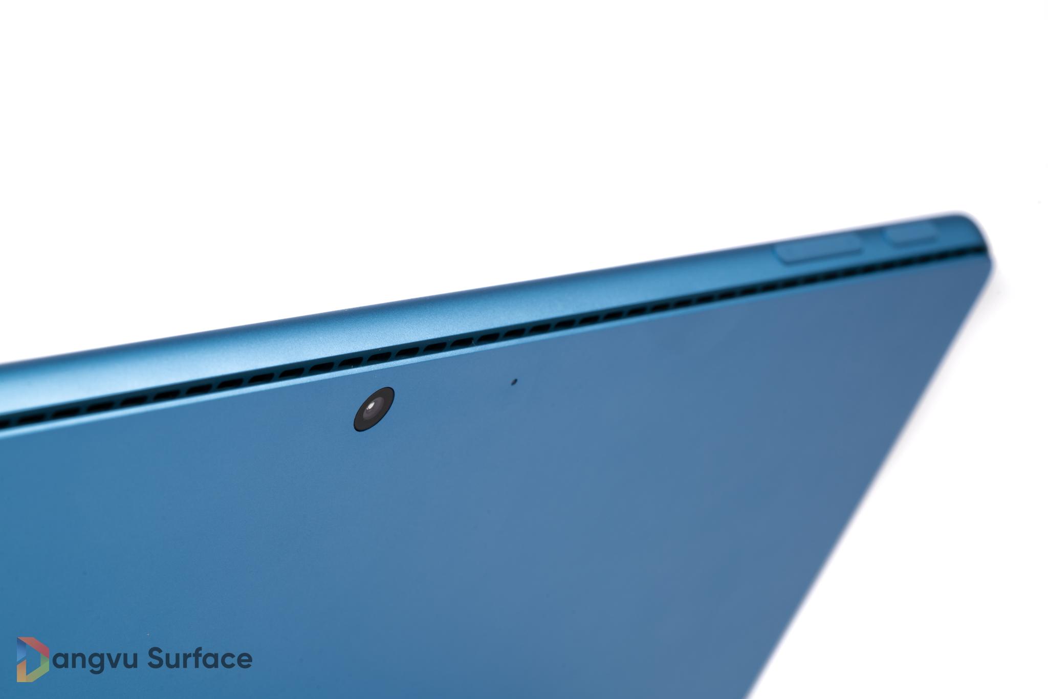 Thiết bị Pro 9 được hãng Microsoft trang bị 2 cụm camera trước và sau