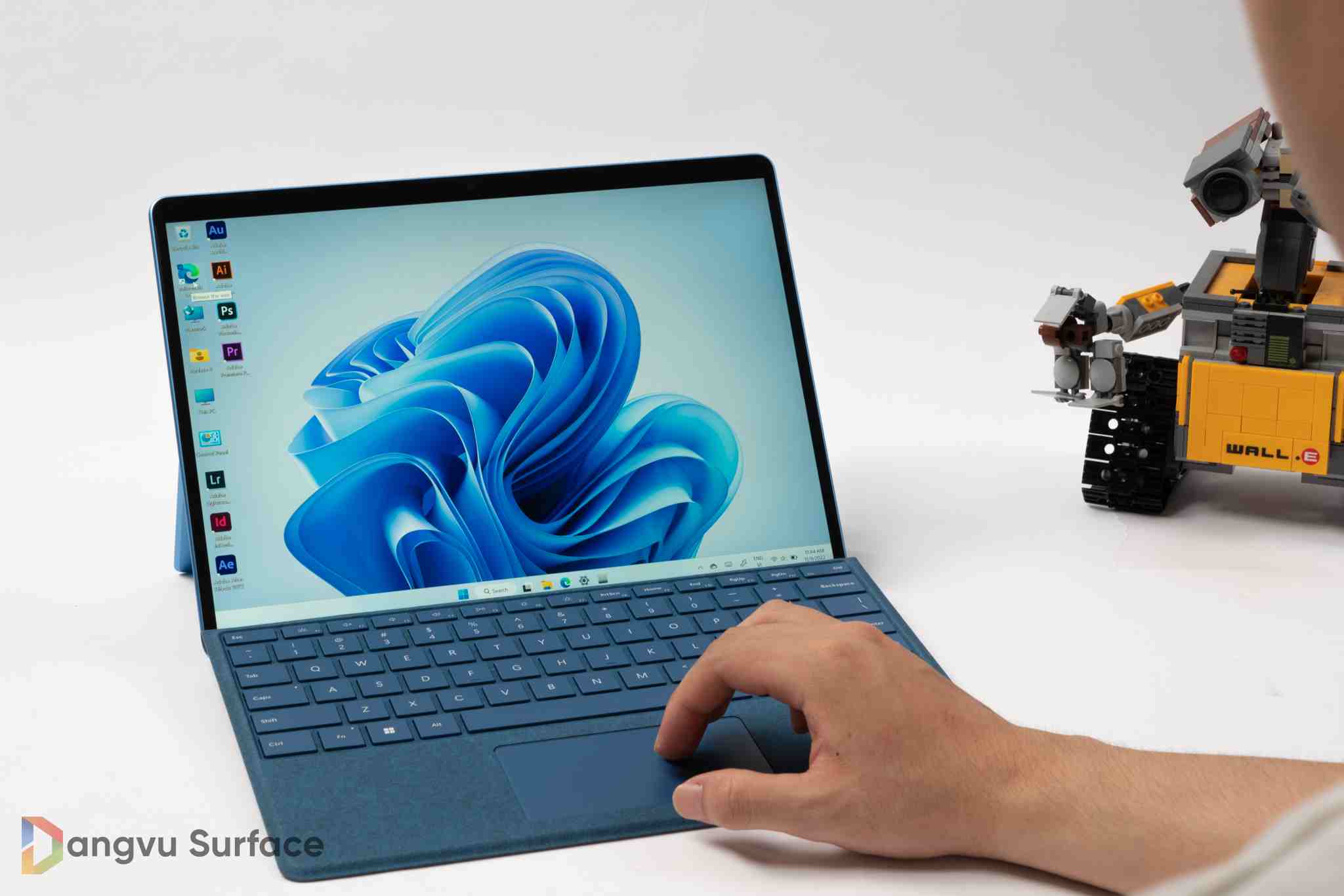 Microsoft Surface Pro Signature Keyboard sử dụng vải Alcantara giúp mang tới cảm giác mềm mịn