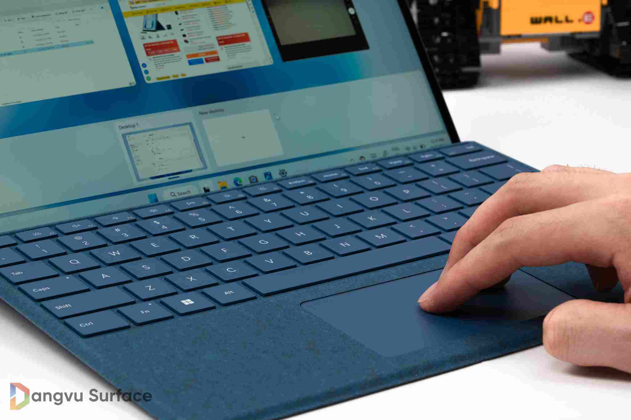 Việc sắm thêm bàn phím sẽ hỗ trợ người dùng chiếc tablet này thay thế cho chiếc laptop