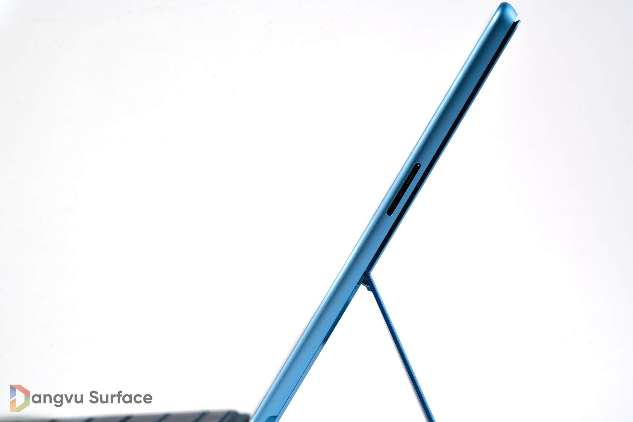 Cả 2 phiên bản Intel và SQ3 của Pro 9 đều được Microsoft hỗ trợ thêm cổng độc quyền Surface Connect