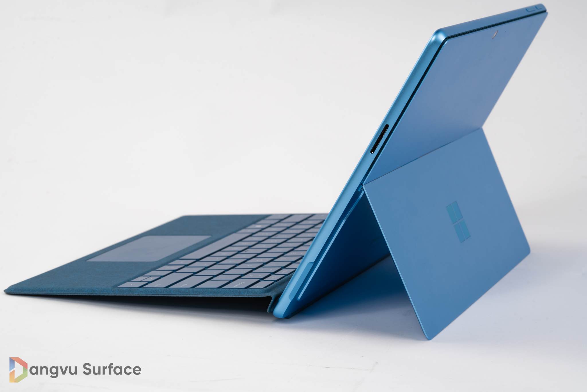 Thiết kế đề cao sự mỏng nhẹ, tiện lợi cho việc di chuyển thì việc loại bỏ đi 1 vài cổng không quan trọng là điều buộc 2 thiết bị này phải làm