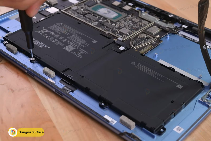 Tháo pin cũ và thay thế