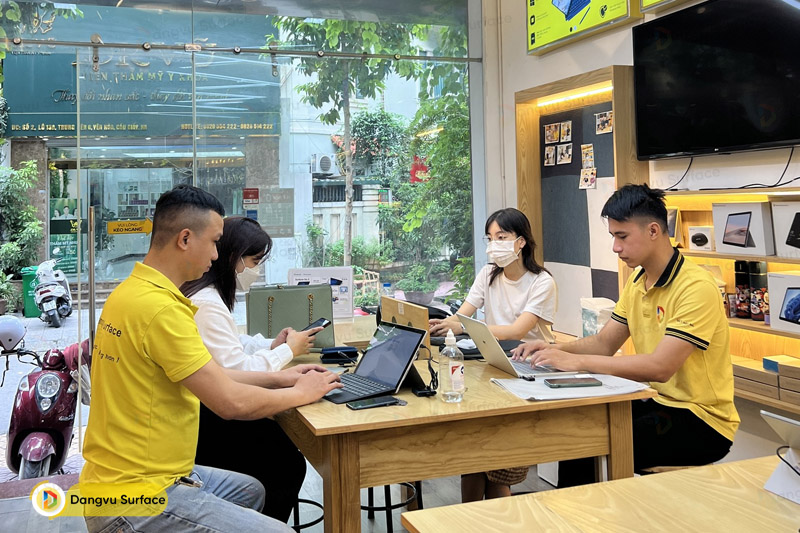 Kiểm tra tình trạng pin và lắp ráp lại máy