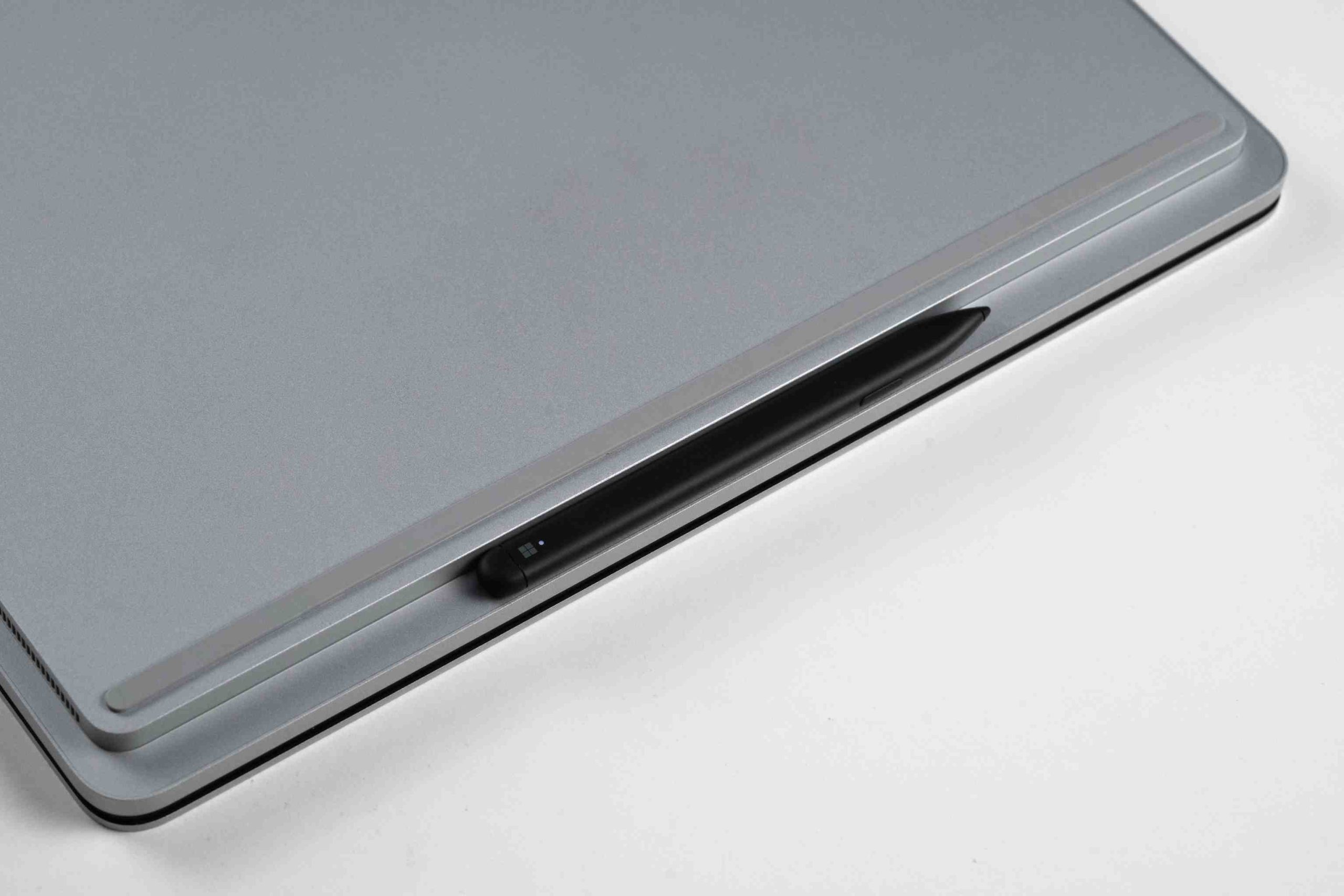 Thiết kế Surface Laptop Studio khá thú vị khi là một chiếc laptop có khả năng nâng hạ màn hình hay gập sát xuống với bàn phím