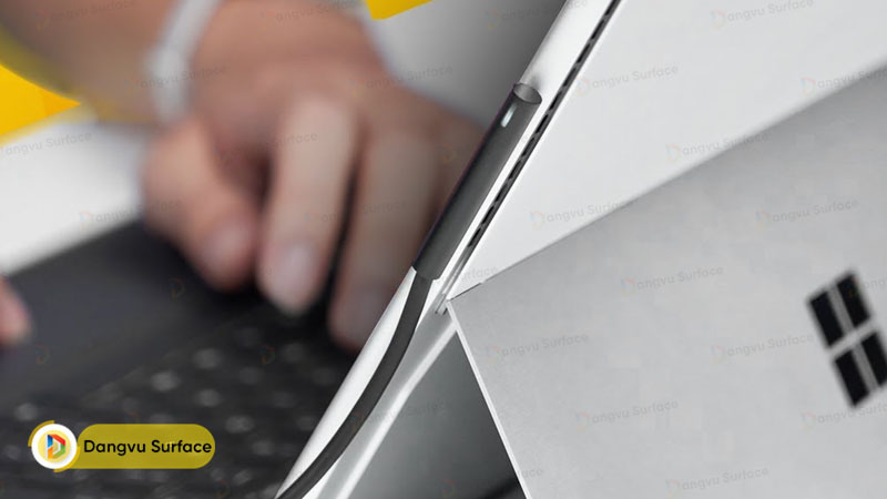 Nên cắm sạc và bật máy lên sau 2-3 tuần, không nên để máy nghỉ quá lâu