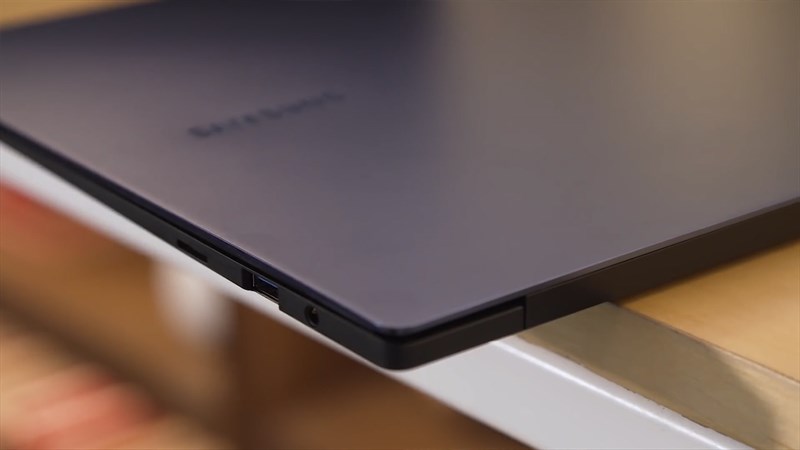 Samsung Galaxy Book Pro 15 vẫn đảm bảo có rất nhiều cổng kết nối