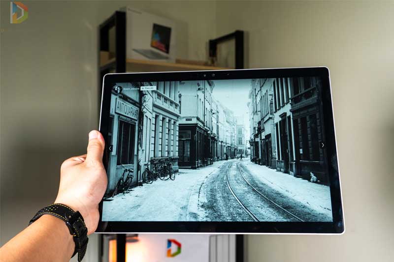 Microsoft Surface Book 1 có viền màn hình khá dày ở cả 4 cạnh