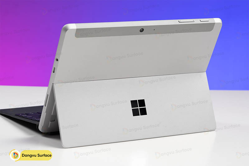 Một cổng Type-C kèm Adapter mở rộng là được rồi.