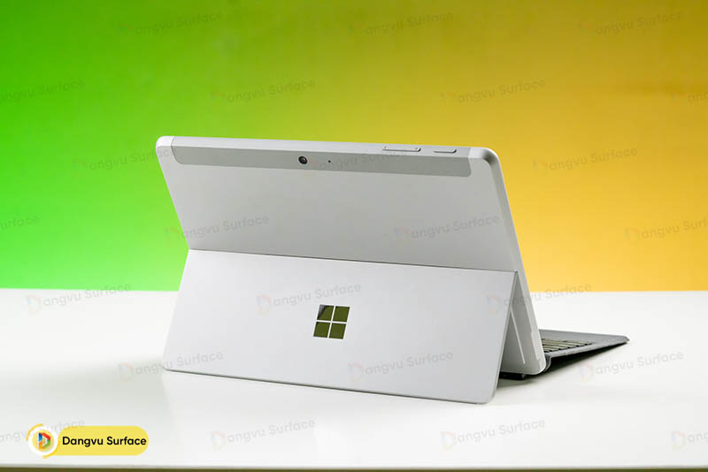 Mặt sau của Surface Go 3 là nơi người dùng sẽ tìm thấy thêm một điểm nổi bật khác của nó - chân đế tích hợp