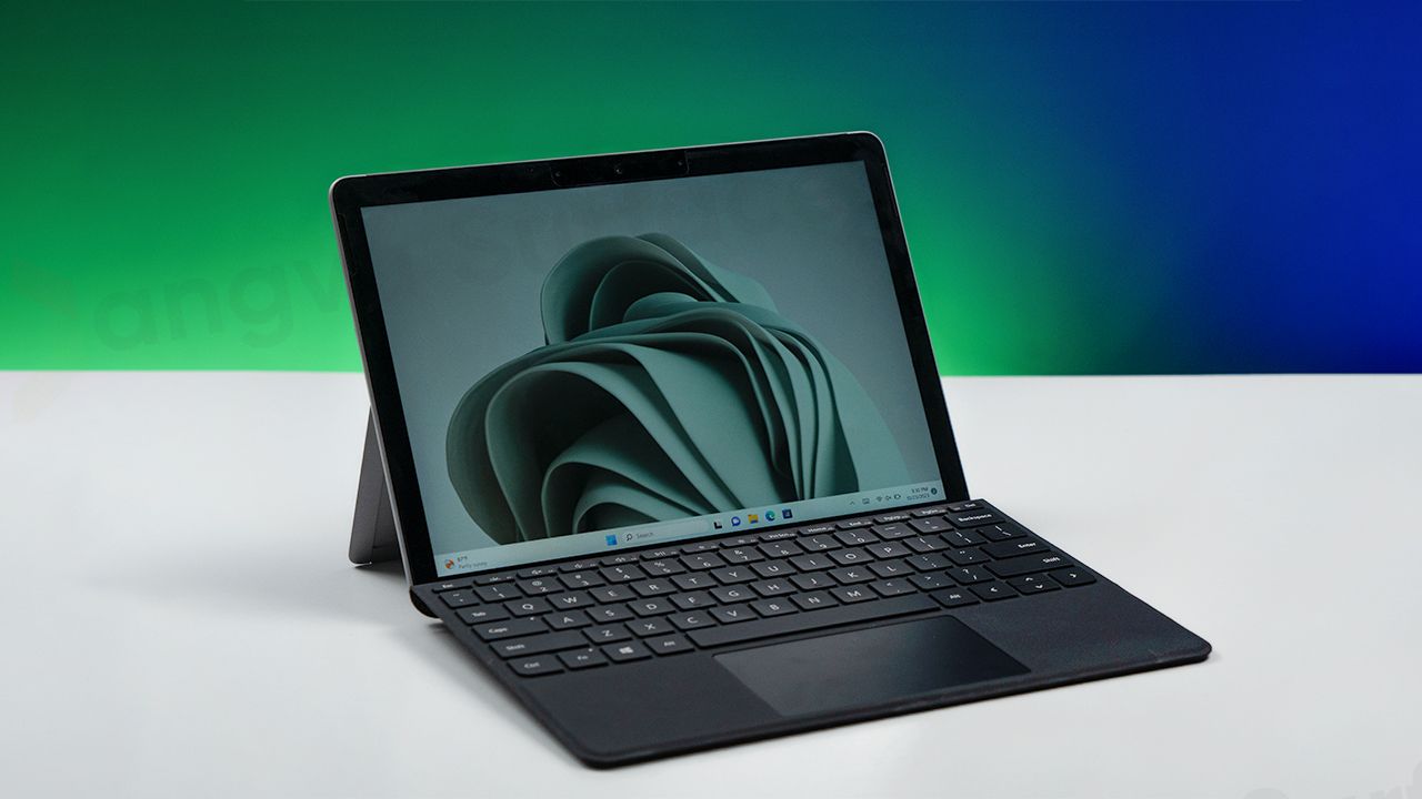 Để biến chiếc máy tính bảng lai Go 4 thành một thiết bị máy tính xách tay thì không thể nào thiếu được phụ kiện bàn phím Type Cover đi kèm