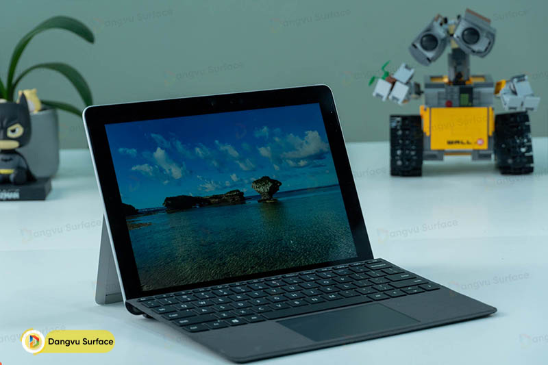 Surface Go thì có cổng Type-C nhưng lại thiếu kết nối USB 3.0