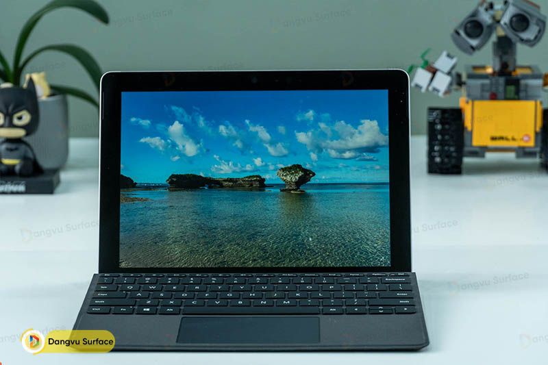 Màn hình Surface Go tuy chất lượng không bằng nhưng được cái nhỏ gọn, dễ cầm hơn