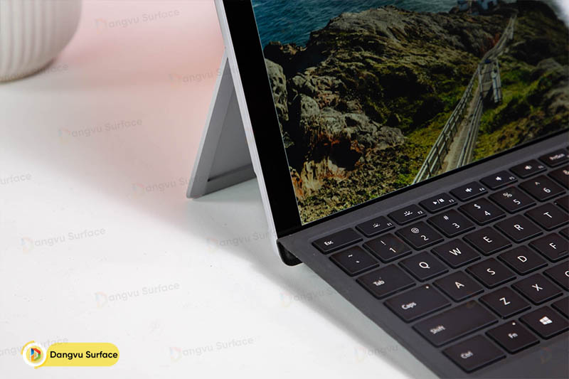 Thiết kế chân bản lề quen thuộc của Surface Pro 6