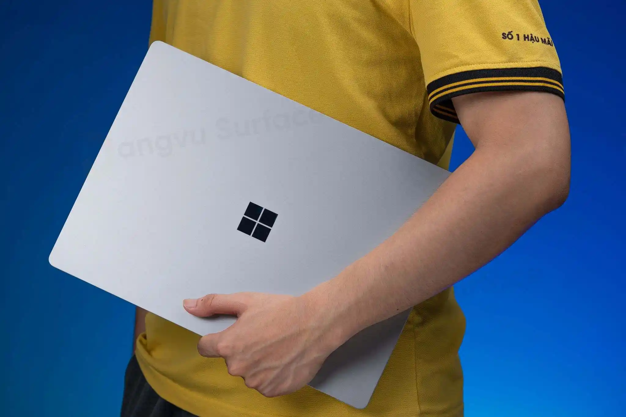 Dù mang thiết kế truyền thống như đại đa số các laptop khác trên thị trường, nhưng sự tinh tế và sang trọng của nó gây ấn tượng mạnh với mình