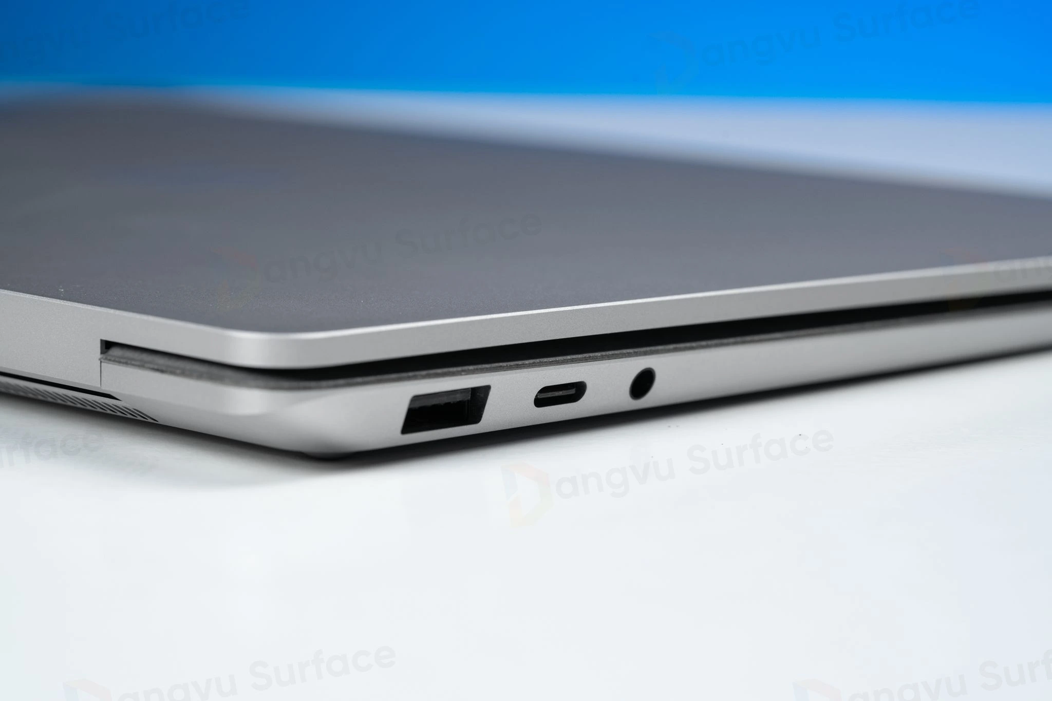 Nhưng vẫn còn 1 điểm đáng tiếc đó là Microsoft vẫn chưa tích hợp ThunderBolt cho sản phẩm Laptop 4