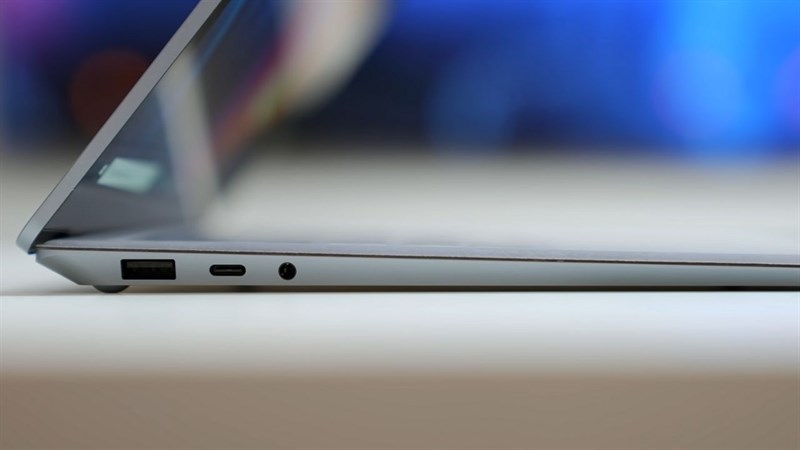 Hãng Microsoft đã giữ cho số cổng kết nối của Laptop 4 ở mức tối thiểu