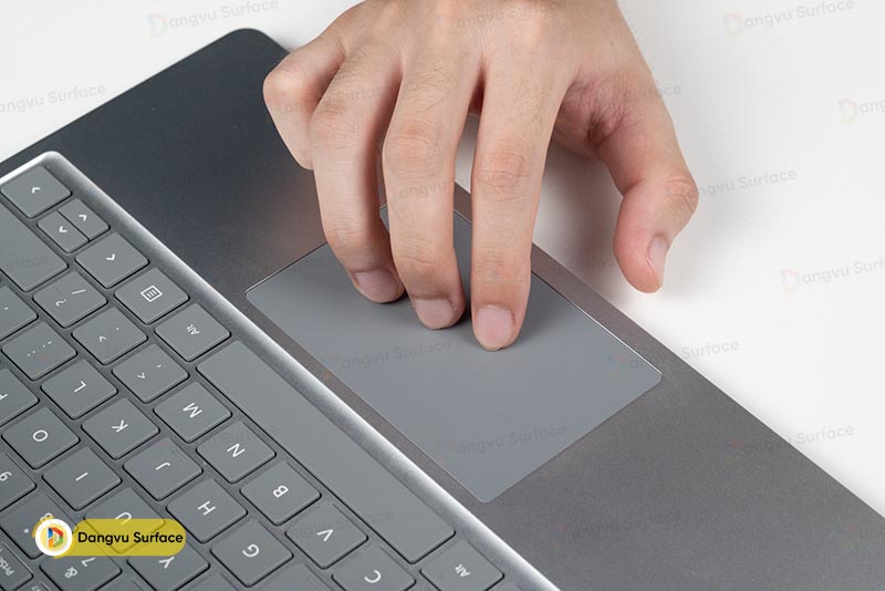 Trackpad có kích thước không khác biệt so với Laptop Go gen 1