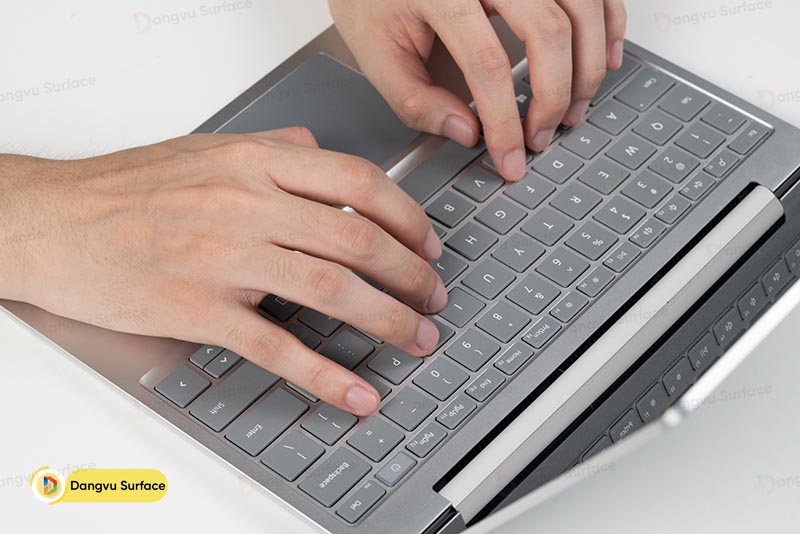 Bàn phím trên Surface Laptop Go 2 nổi bật với phong cách tinh tế, phối hợp với những gam màu đơn sắc