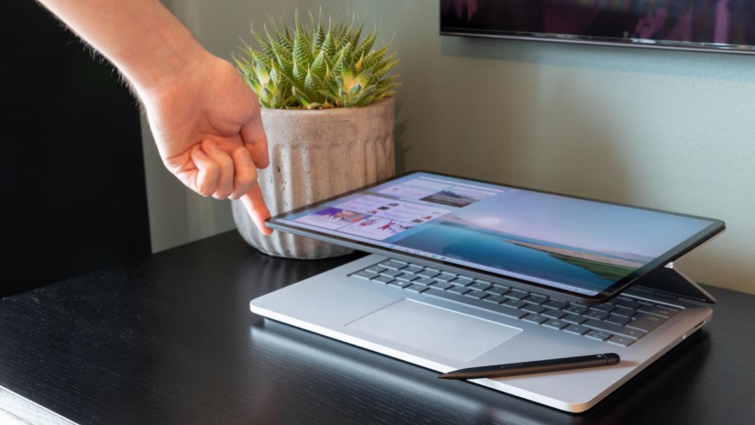 Màn hình nằm ngửa ngay trên phần bàn phím