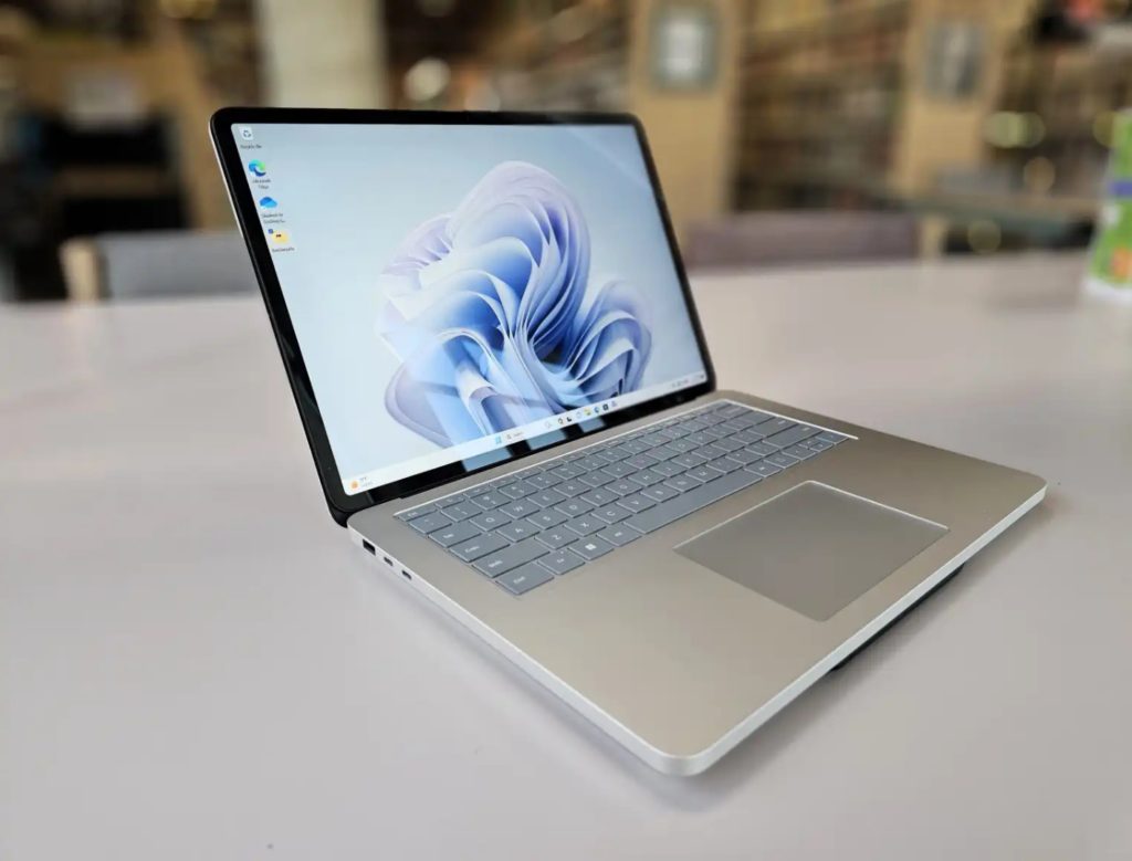 Riêng về bàn phím thì Laptop Studio chắc chắn không ngại bị đem lên bàn cân so sánh với các thiết bị cùng phân khúc khác