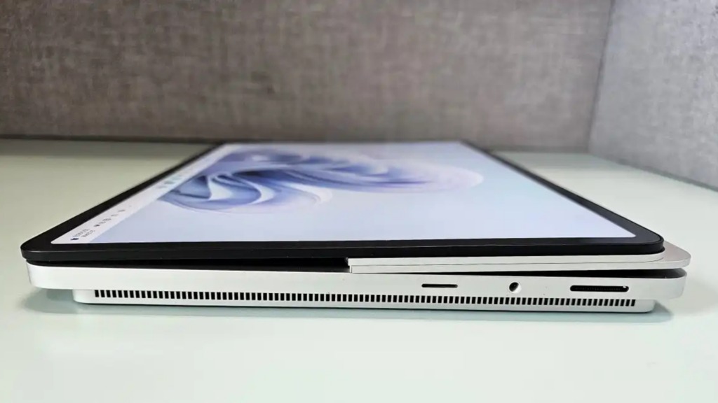 Laptop Studio - Đây là 1 trong 2 sản phẩm đầu tiên của dòng Surface được hãng Microsoft trang bị Thunderbolt