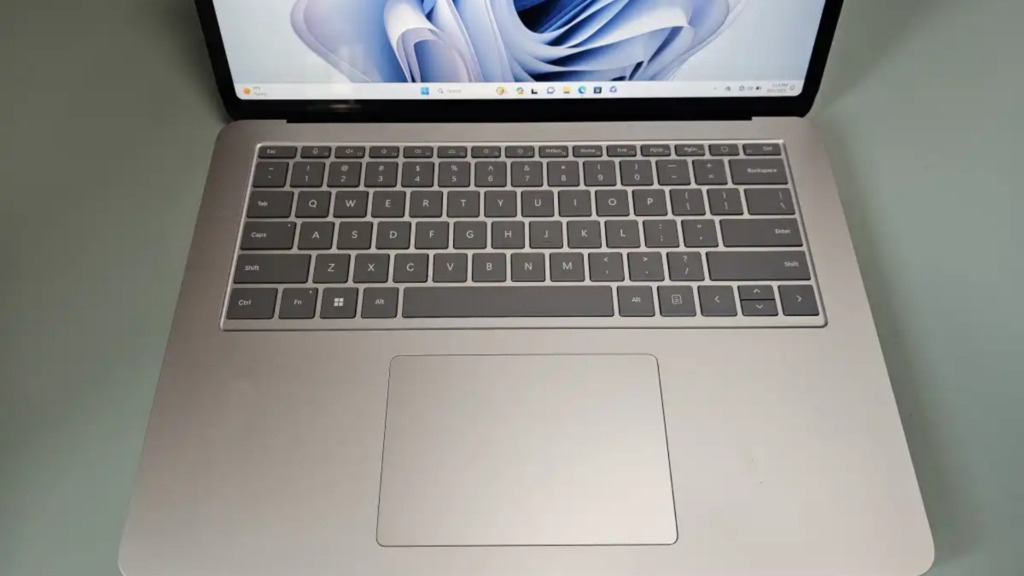 bàn phím Surface Laptop Studio hay với laptop ConceptD 3 Ezel đều khá thoải mái khi gõ bàn phím