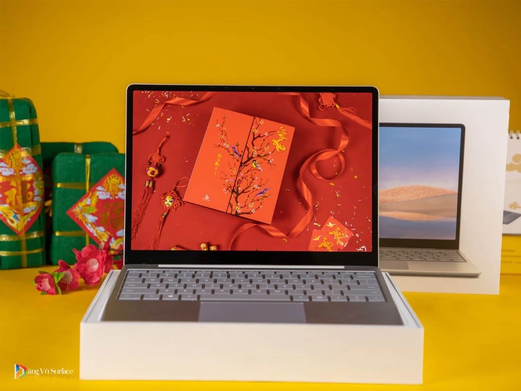 Trải nghiệm thực tế thì màn hình Surface Laptop Go vẫn cho ra máu sắc vẫn nét căng, sáng rõ, nên anh em không cần quá quan tâm đâu nhé