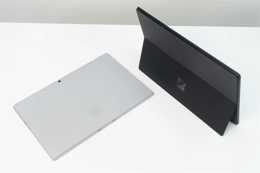 Surface Pro 7 thì chỉ có màu Xám và Đen. Còn sự màu mè lại là ở bàn phím