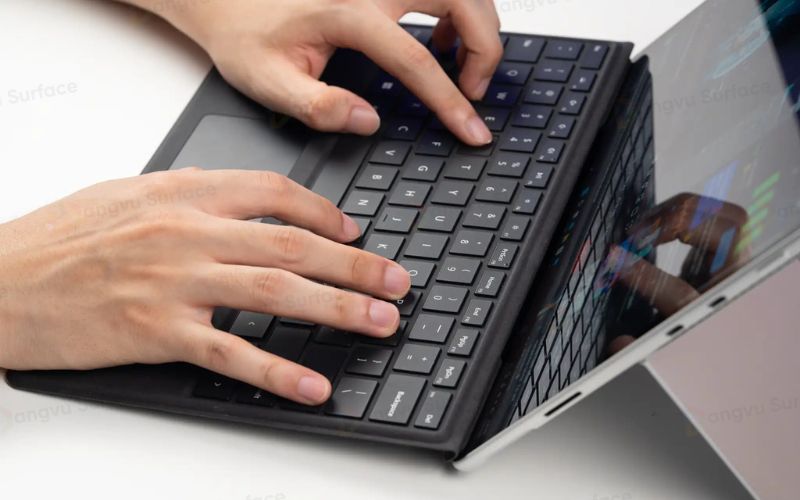 Thao tác gõ trên bàn phím Signature Type Cover của Surface Pro 8 được Đăng Vũ Surface đánh giá cao vì cảm giác mềm mại và tinh tế